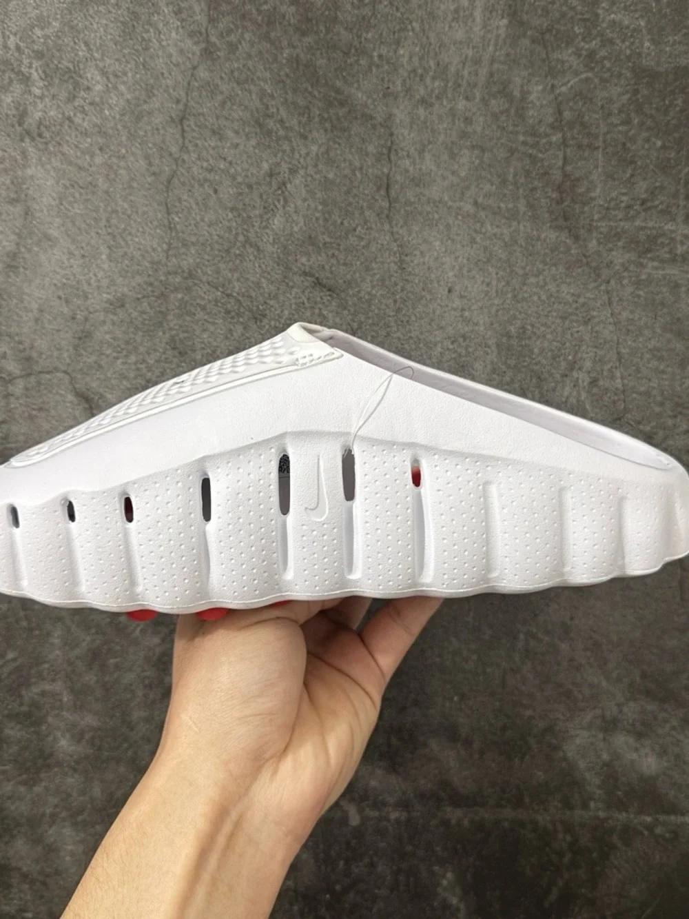 Brand new White Nike Mind 001 slippers (box not included)